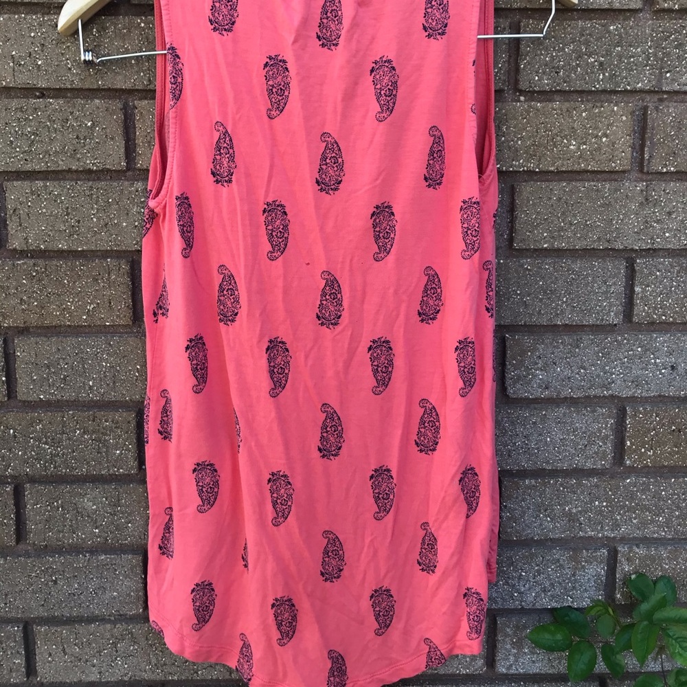 Old Navy Paisley Coral V Neck Sleeveless Tee - Picture 4 of 6